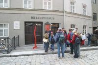 vor dem Brecht-Haus